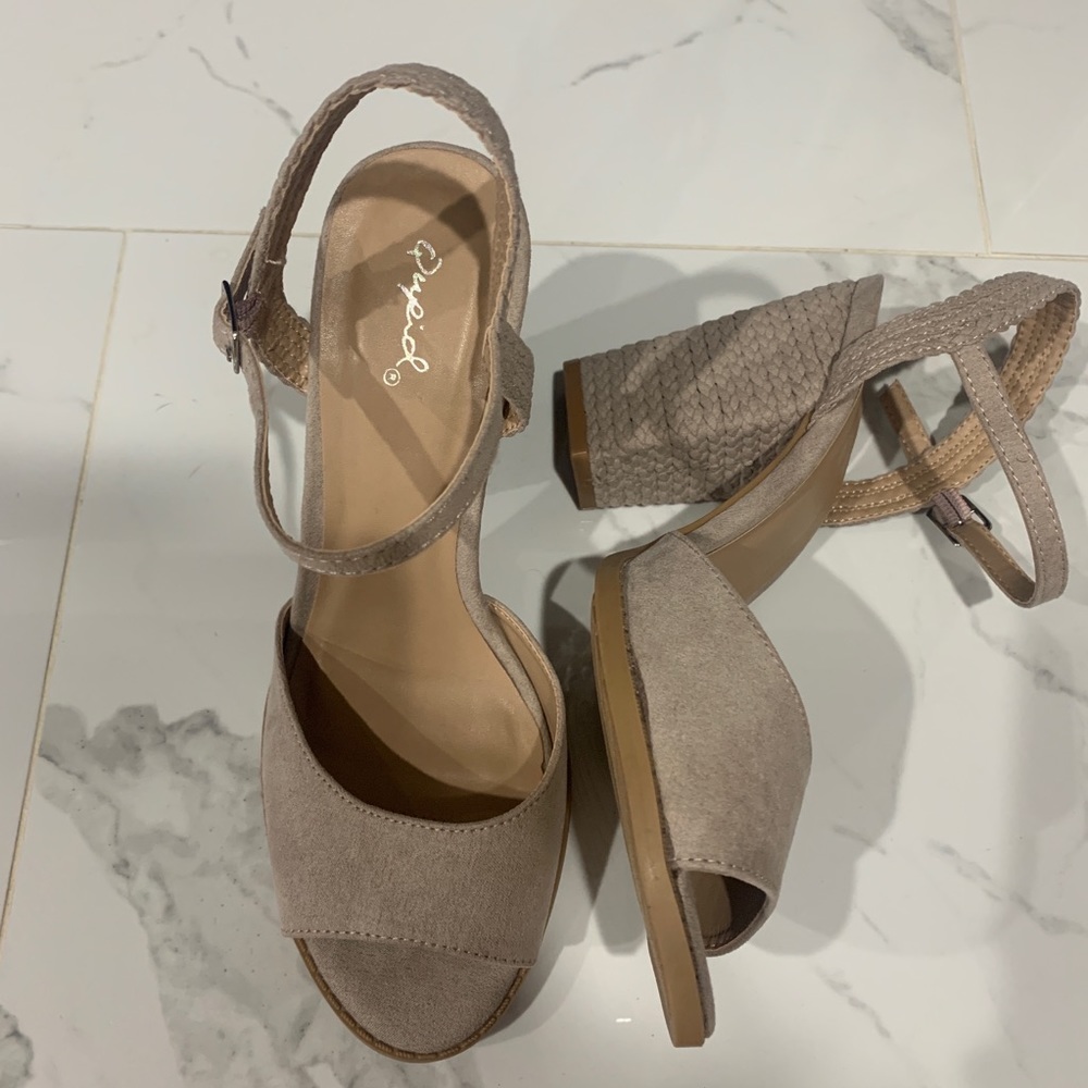 ((NWOT)) Qupid Sandals